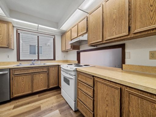 Building Photo - AVAILABLE FEBRUARY 13TH! Freshly Updated Kingsgate Home with Private Outdoor Space