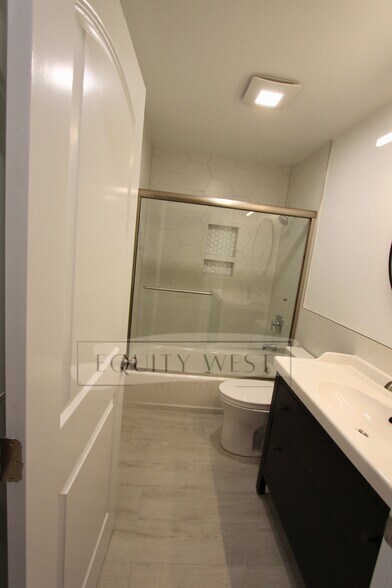 3508 hall bath - 3506 Suter St