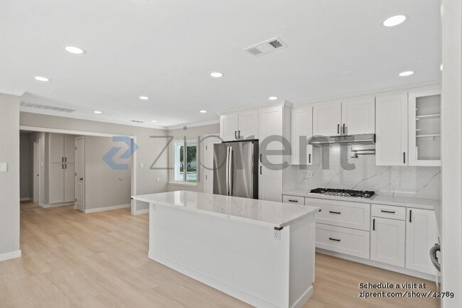 Building Photo - 1723 Laine Ave