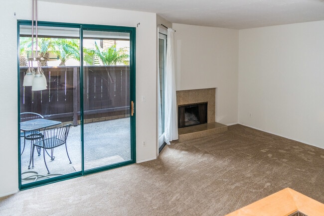 Building Photo - Great 2 Bedroom condo in UTC!