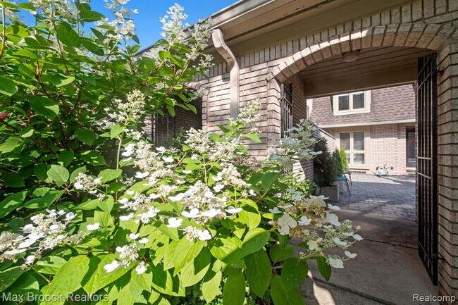 Building Photo - 1125 Meadowglen Ct