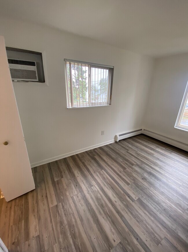 Building Photo - 719 E Walled Lake Dr