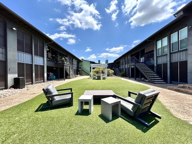 Building Photo - Modern & Cozy 2BR/2BA Home with Stylish Finishes and Natural Light