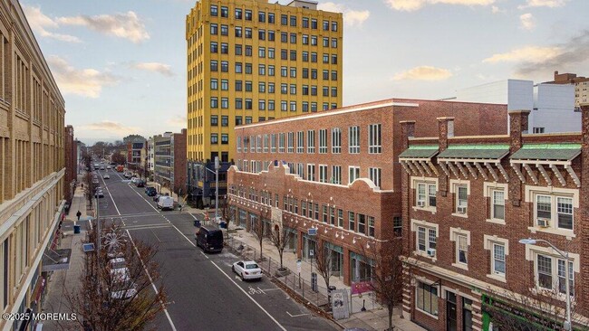 Building Photo - 527 Bangs Ave