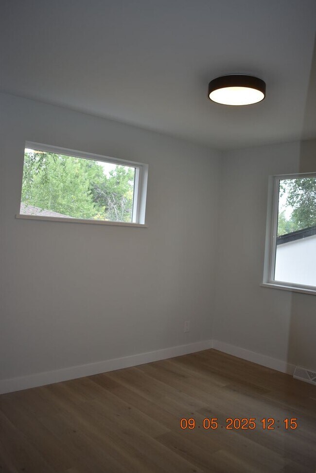 Building Photo - 4 bedroom / 3 bath / Beautifully Updated
