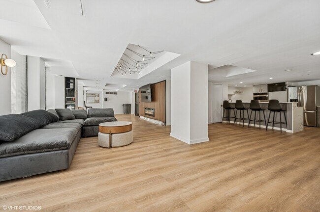 Building Photo - 1660 N La Salle Dr