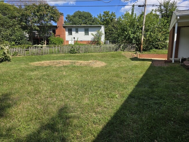 Building Photo - 2402 Chatham Dr