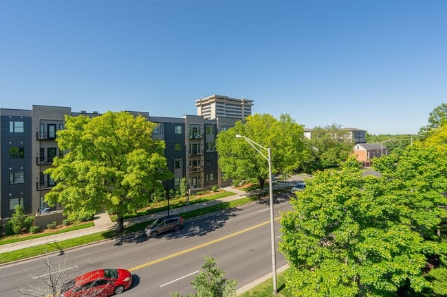 Building Photo - Stunning 3BR/2.5BA Condo in Prime Belmont/...