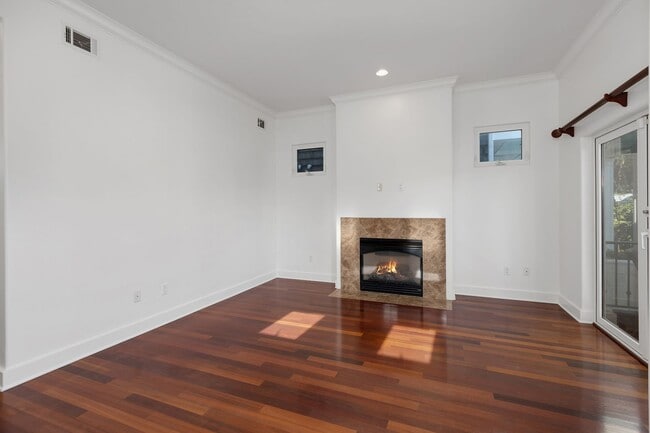 Building Photo - 3-bedroom 3.5 Coronado Village home near schools