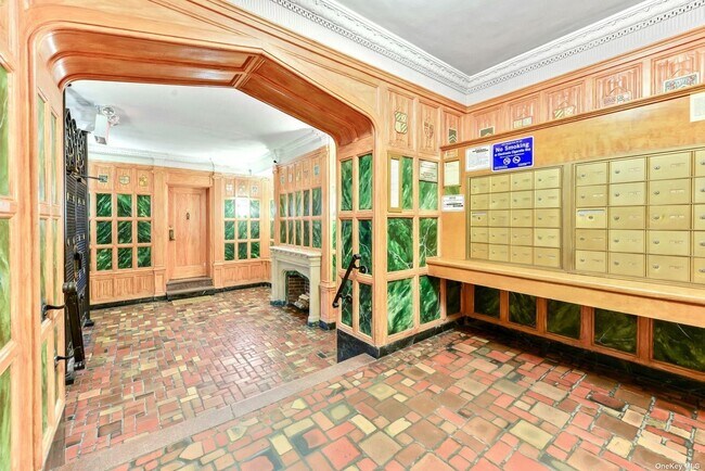 Building Photo - 77-16 Austin St