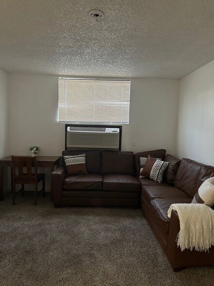 Building Photo - 2410 Rio Dr