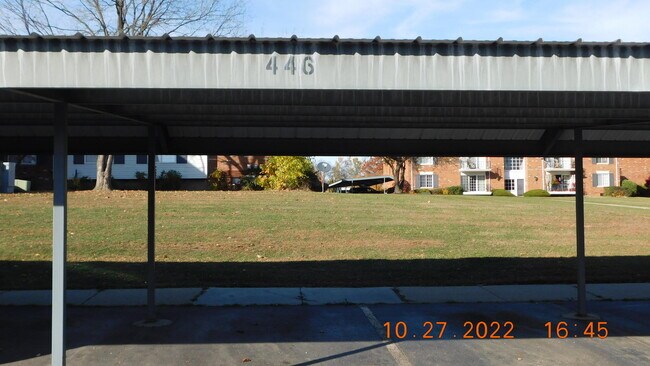 Building Photo - 490 Fox Hills Dr S
