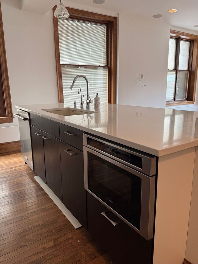 Building Photo - Beautiful and Spacious 3 BDRM 2 BATH Unit in the Heart of Public Square