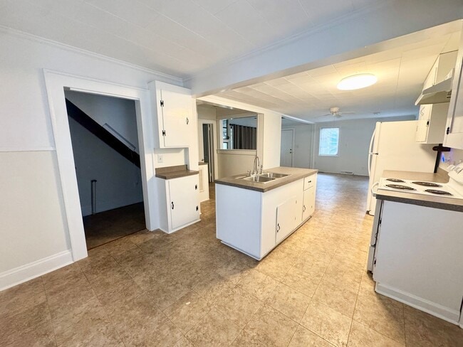 Building Photo - ADORABLE Downtown Cottage in Conway. Fantastic location and TONS of charm. Fenced in back yard!