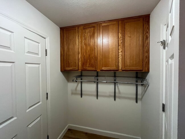 Building Photo - 5 bedroom home located in Sylvan School District!