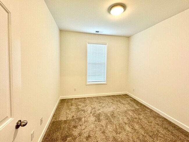 Building Photo - Now Leasing a 5-Bedroom 3 Bath Home in Horn Lake, MS.