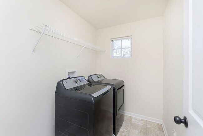 Building Photo - Beautiful 3 Bed 2.5 Bath in Central Greens...