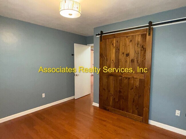 Building Photo - Beautiful 4bed/3bath Corner Lot in Suburban Heights