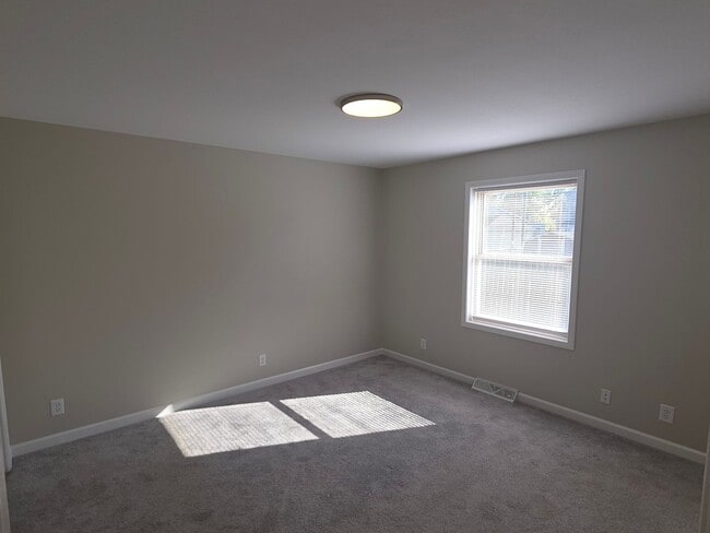 Building Photo - Southside Kenosha 4 bedroom