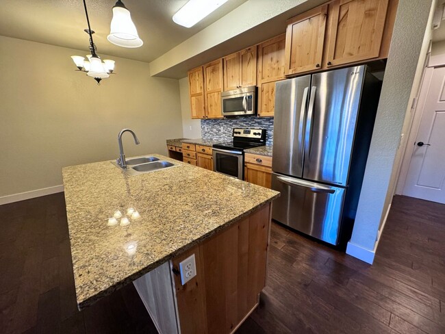 Building Photo - Incredible Townhome