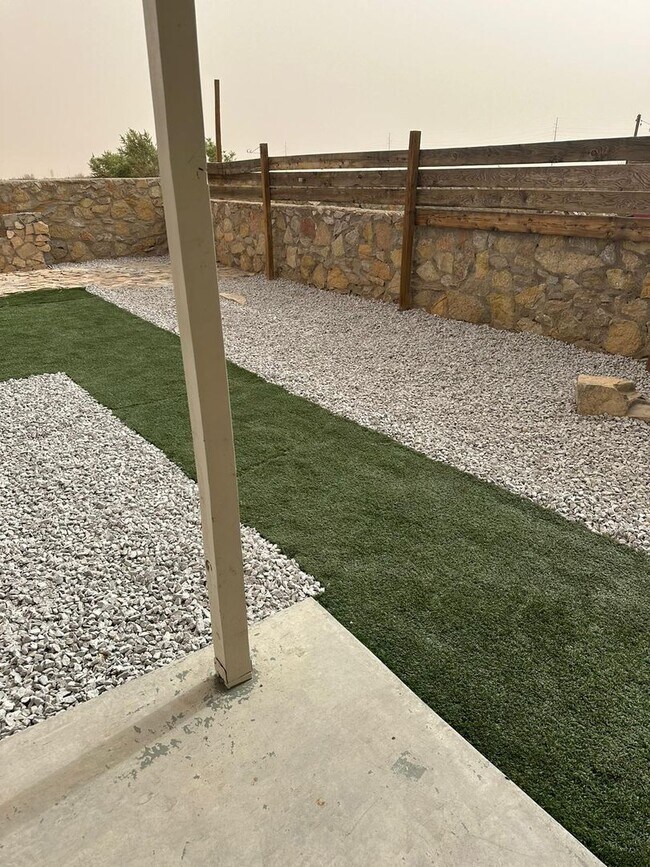 Building Photo - Beautiful East side House with 3 beds-2.5 ...