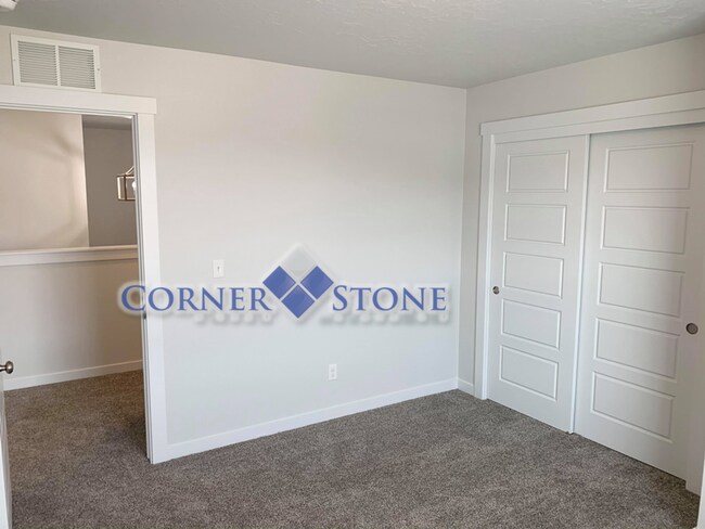 Building Photo - Like New Pet Friendly Home!