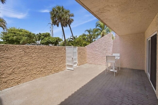 Building Photo - 1173 Hillsboro Mile Unit 22