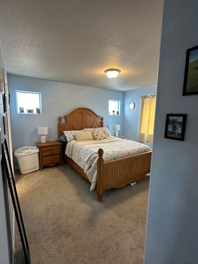 Building Photo - Modern Living in Skyview Village