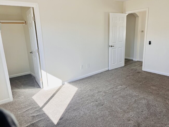 Building Photo - Gorgeous 3 bd, 2.5 ba on 1 acre