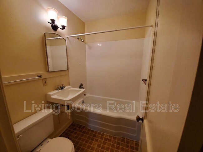 Building Photo - 323 S 47th St