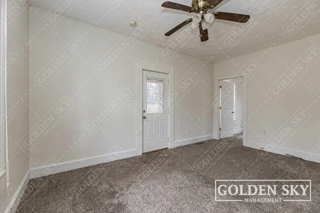 Building Photo - 409 S Celia Ave