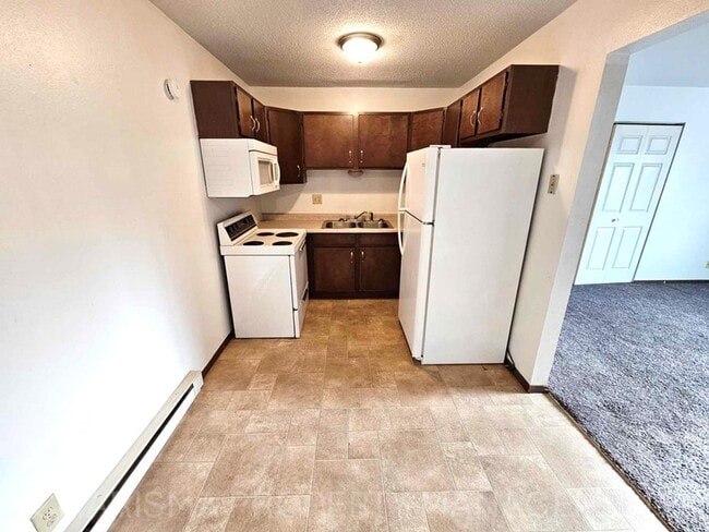 Building Photo - 2 BD, 1 BA in Garretson - Small Town Living Near Big City Amenities