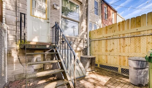 Building Photo - Charming 3 Bedroom/2.5 Bathroom Townhome with Finished Basement in Canton, MD!