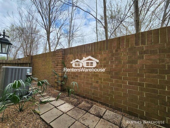 Building Photo - This freestanding home in a gated communit...