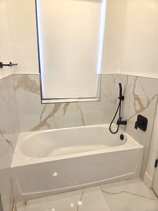 Building Photo - 4/2 in Villa Pass