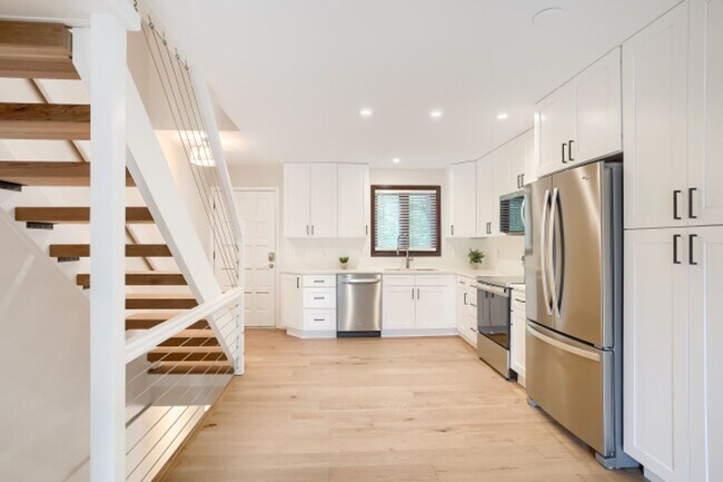 Building Photo - Beautifully Remodeled 3-Bed, 2-Bath Townhouse in Central Boulder