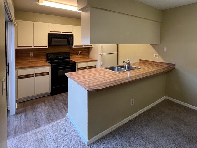 Building Photo - Two-Bedroom 2 story townhome- Prime location off Conroy near Millenia!!