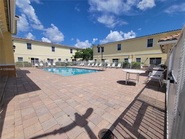 Building Photo - 1107 NW 40th Ter