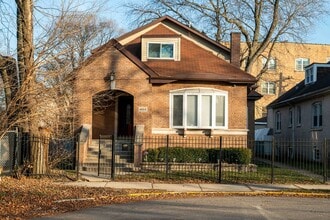Building Photo - Gorgeous 5 Bedroom / 4 Full Bath Home along Chicago River