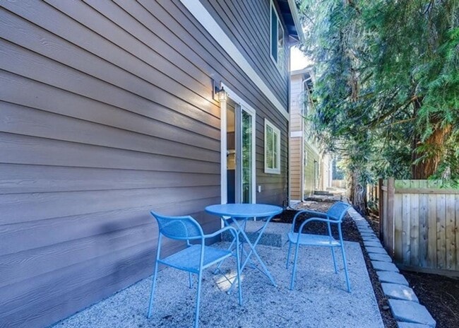 Building Photo - Beautiful Almost new 3 bed +den home in Ly...