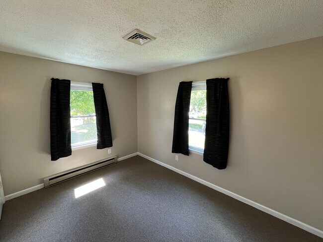 Building Photo - 1681 Village Pl