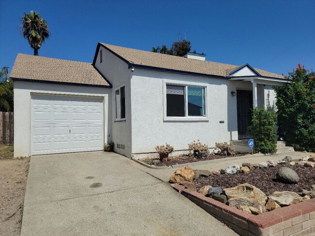 Building Photo - Renovated 2bd/1bth Single Family Home in R...
