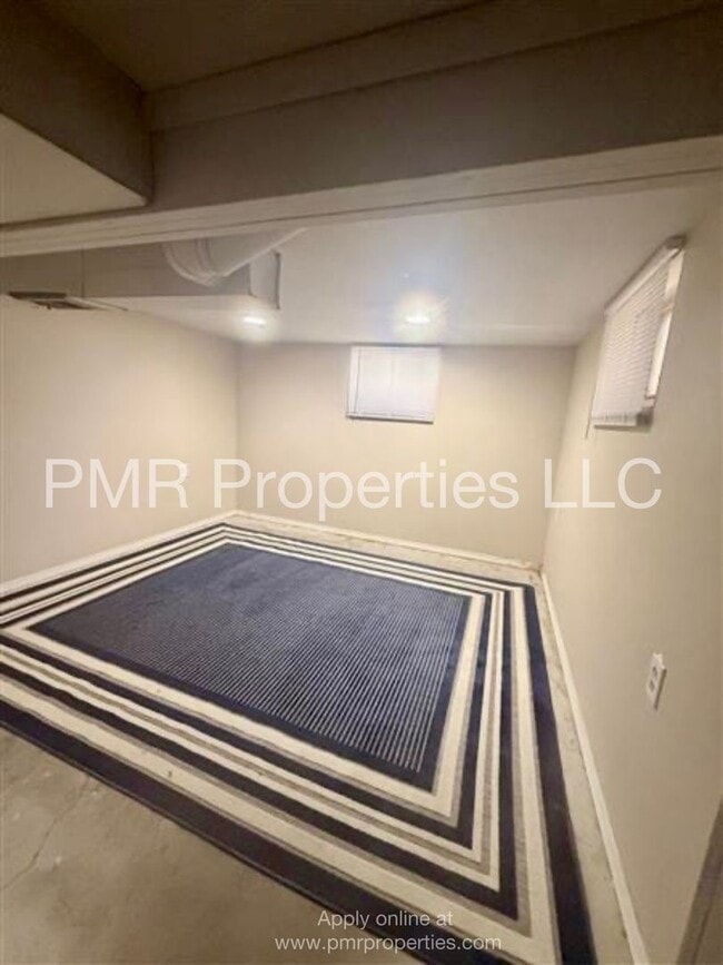Building Photo - 3 Bedrooms/ 1 Bathroom House