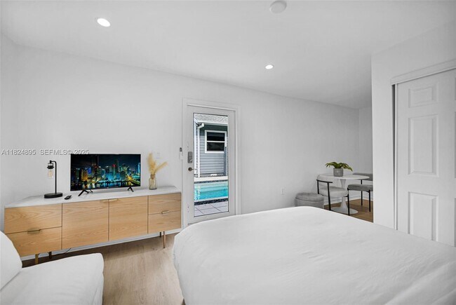 Building Photo - 150 NE 50th St