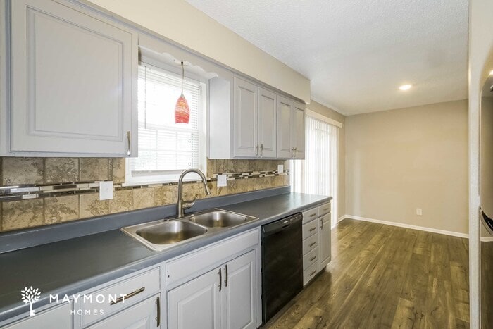 Building Photo - 313 NE Lakeview Dr