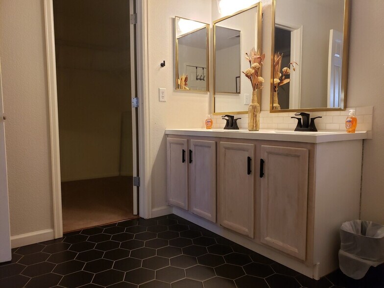 Building Photo - 11987 Bolton Dr