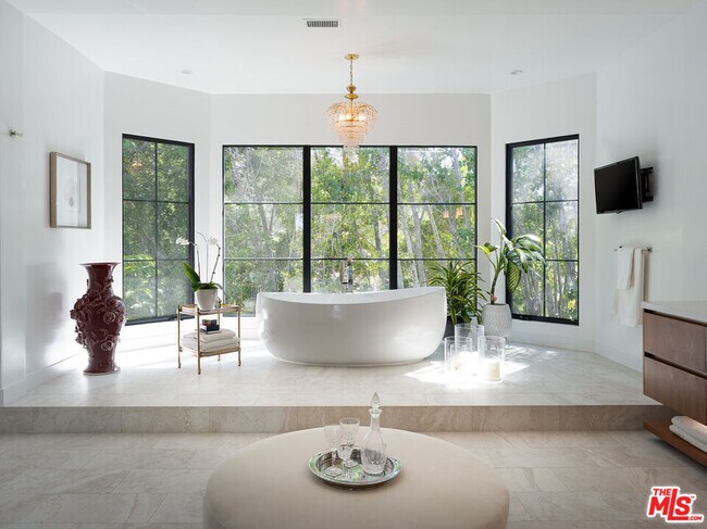 Building Photo - 5192 Parkway Calabasas