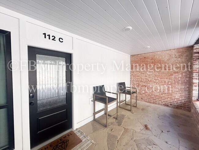 Building Photo - 112 W Knox St