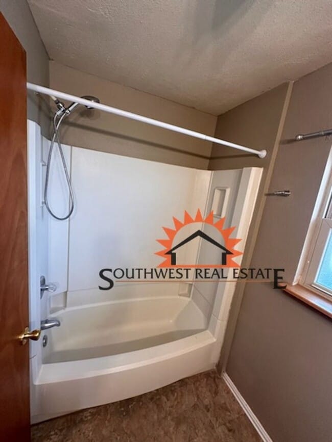 Building Photo - Spacious 1 bedroom 1 bath home.