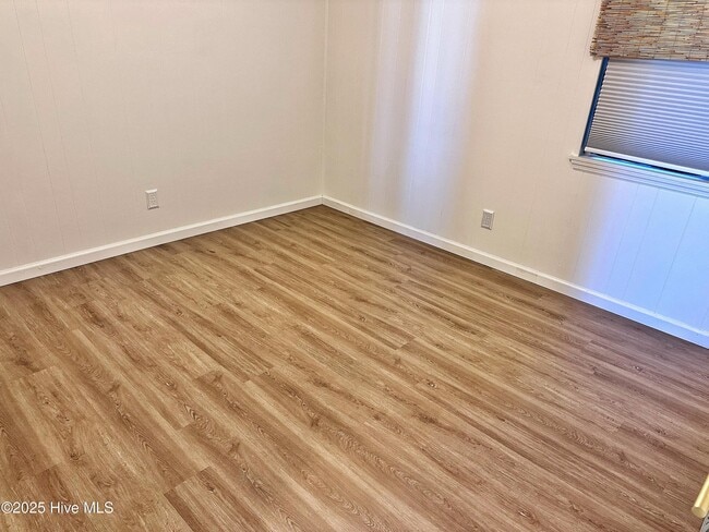 Building Photo - 301 Commerce Way
